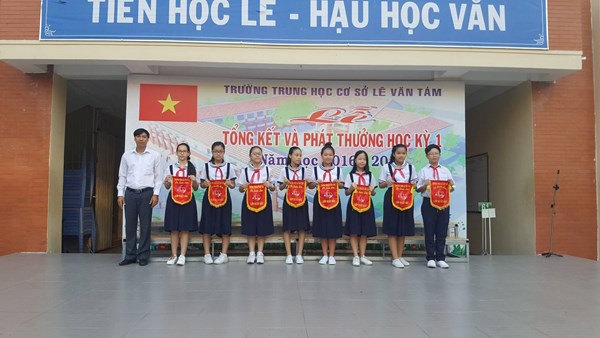 Phát thưởng các lớp đạt hạng nhất tuần 25 - trao giải cho chỉ huy đội giỏi năm học  2016 - 2017